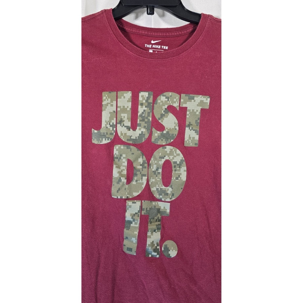 Nike Just Do It Camo Graphic T-Shirt Mens Small Maroon Burgundy Athletic Cut Tee